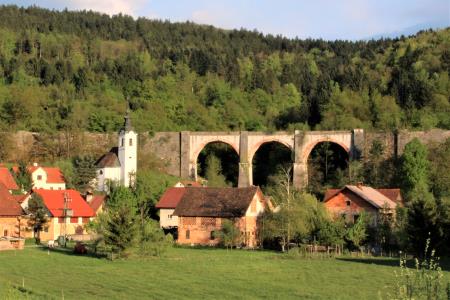 Železniški viadukt v Pakem